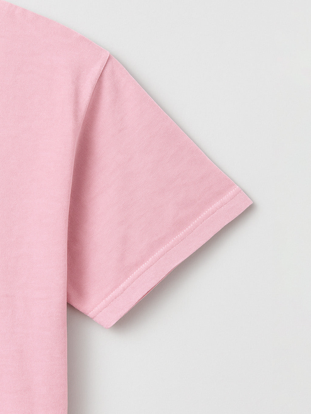 Close-up of sleeve stitching on Zarvion Blush Blossom Pink vintage tee – double-needle hem on soft cotton fabric