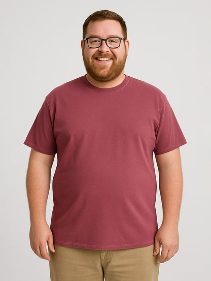Plus-size male model in Zarvion Berry vintage t-shirt – inclusive fit for all body shapes